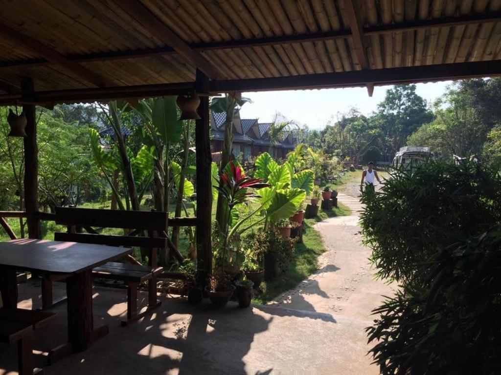 Mr Charles River View Lodge Hsipaw Exterior foto